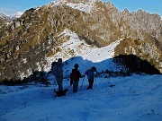 46 Scendendo dal Cancervo al Passo di Grialeggio  con vista in Venturosa